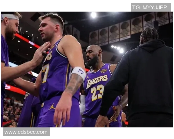 湖人对阵尼克斯精彩比赛录像回顾与分析，重温经典瞬间与球员表现